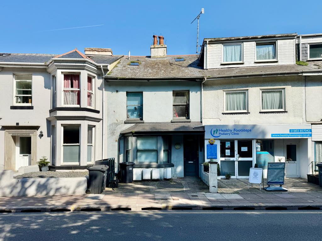 Lot: 23 - RESIDENTIAL INVESTMENT COMPRISING THREE FLATS - Front of the property
